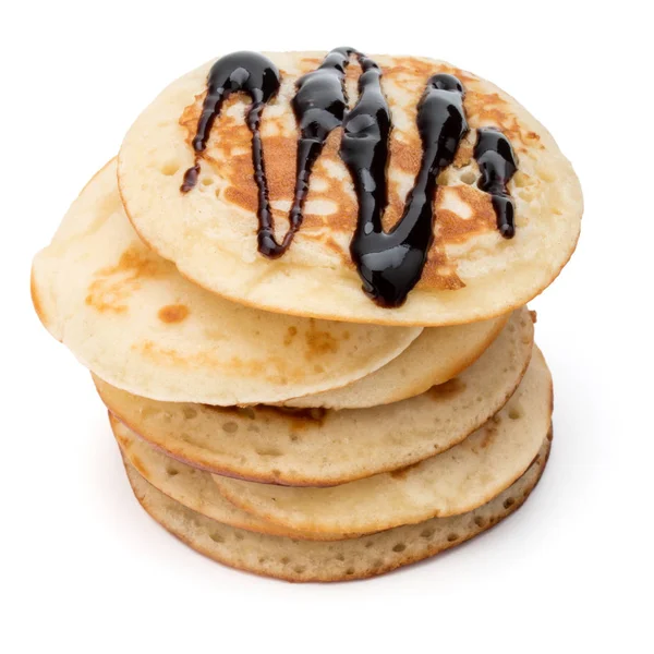 Pfannkuchen stapeln sich mit Schokoladensirup auf weißem Hintergrund — Stockfoto