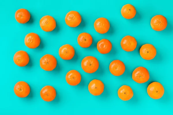 Patrón de fruta de mandarina fresca sobre fondo azul. plano laico, a — Foto de Stock