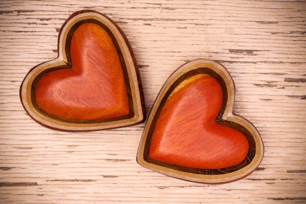 Rustik ahşap zemin üzerine iki ahşap kalp. Valentines gün con — Stok fotoğraf