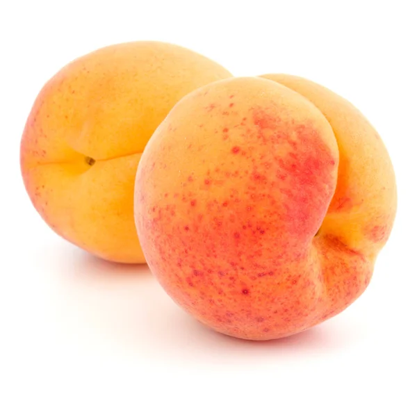 Zwei Aprikosenfrüchte isoliert auf weißem Hintergrund Ausschnitt — Stockfoto