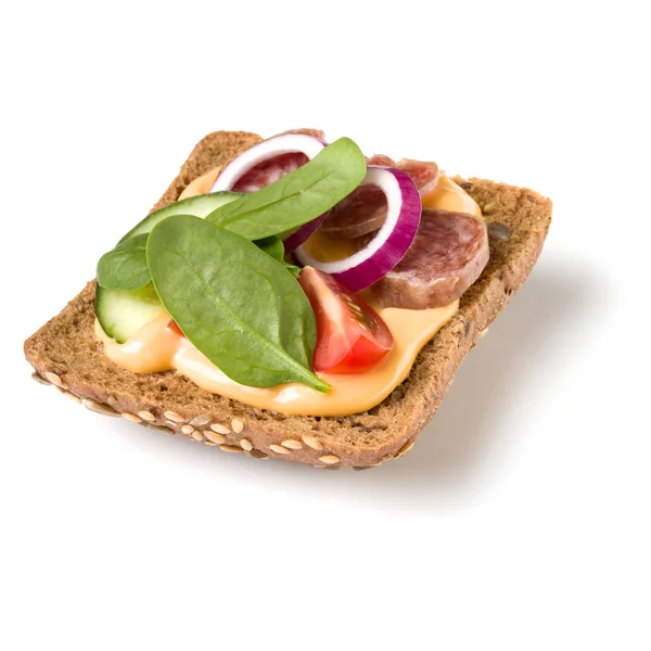 Canape met salami. Open geconfronteerd sandwich crostini geïsoleerd op WHI — Stockfoto