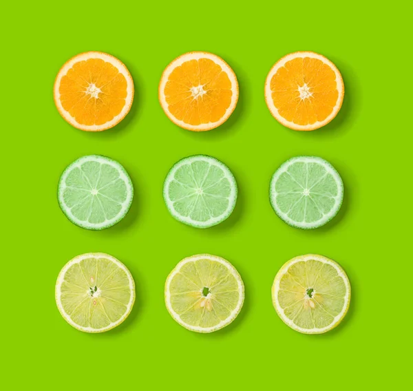 Citrus Fruits pattern on green background. Orange, Lime, Lemon s — Stock Photo, Image