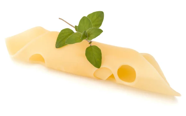 Сыр ломтик с орегано изолированы на белом фоне — стоковое фото