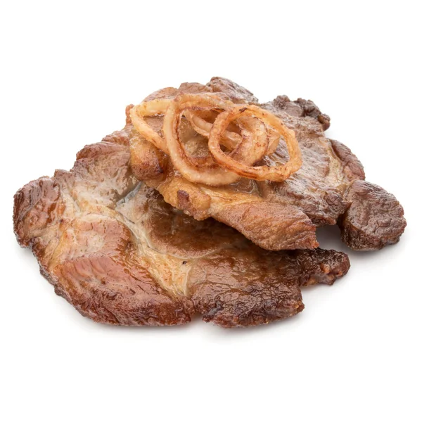 Viande de porc frite cuite avec des tranches d'oignon garniture isolée sur whi — Photo