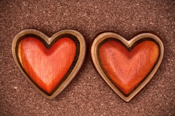 Dos corazones de madera sobre fondo rústico de madera. Día de San Valentín con — Foto de Stock