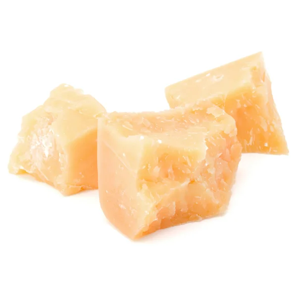 Измельченный сыр пармезан на белом фоне — стоковое фото