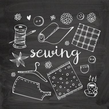 Dikiş vektör doodle kümesi, kumaş, iplik, bobin, iğne, düğme, askı, desen ve kara tahta arka plan üzerinde çay