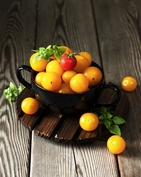 Yellow Tomatoes Black Plate Wooden Table — Stock Photo, Image