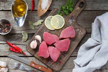 Ahşap bir masa üzerinde orkinos biftek. Rustik tarzı