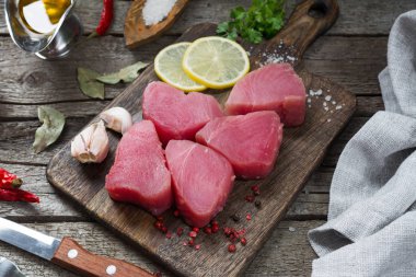 Ahşap bir masa üzerinde orkinos biftek. Rustik tarzı