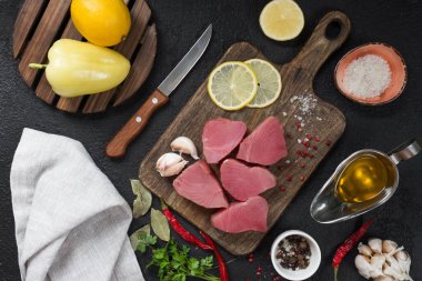 Tuna üzerinde siyah bir arka plan kesme tahtası