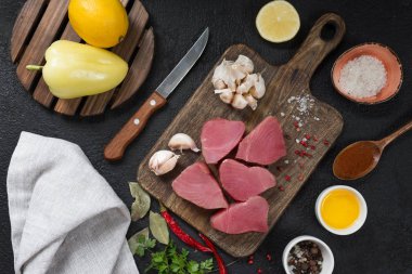 Tuna üzerinde siyah bir arka plan kesme tahtası
