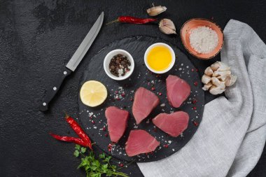Tuna üzerinde siyah bir arka plan kesme tahtası
