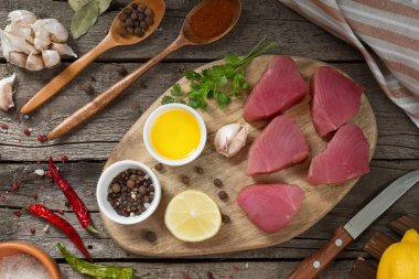 Siyah arka plan üzerine kurulu kesme üzerinde ton balığı