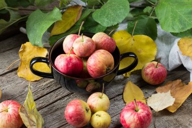 Elma ahşap bir masa üzerinde. Rustik tarzı