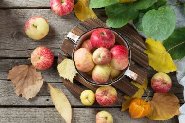 Elma ahşap bir masa üzerinde. Rustik tarzı