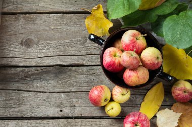 Elma ahşap bir masa üzerinde. Rustik tarzı