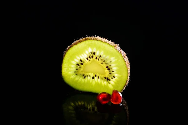 Kiwi Sfondo Nero — Foto Stock
