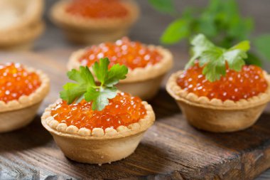 Tartlets ahşap bir masa üzerinde kırmızı havyar