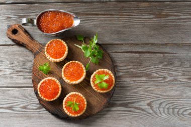 Tartlets ahşap bir masa üzerinde kırmızı havyar