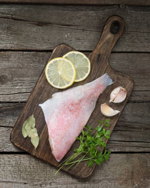 Deniz levreği. Kesim balık kızartma için