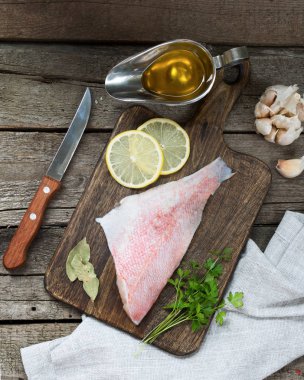 Deniz levreği. Kesim balık kızartma için