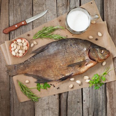 Çipura ahşap bir masa üzerinde füme. Rustik tarzı