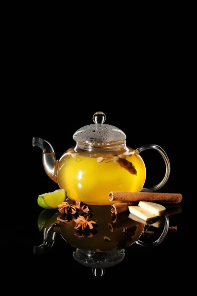 Cam çaydanlık siyah arka plan üzerine armut çay