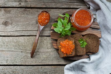 Cam kavanozda kırmızı havyar