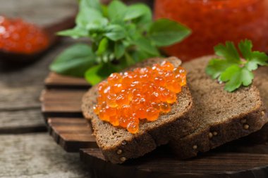 Cam kavanozda kırmızı havyar