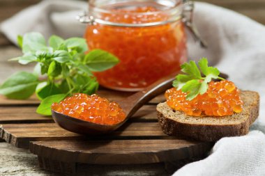 Cam kavanozda kırmızı havyar