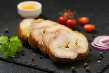 Siyah ahşap masa üzerinde balık mersin balığı