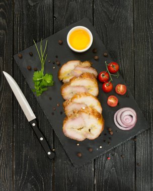 Siyah ahşap masa üzerinde balık mersin balığı