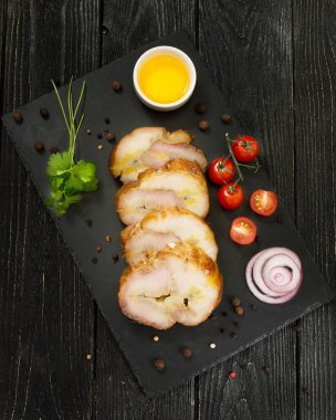 Siyah ahşap masa üzerinde balık mersin balığı