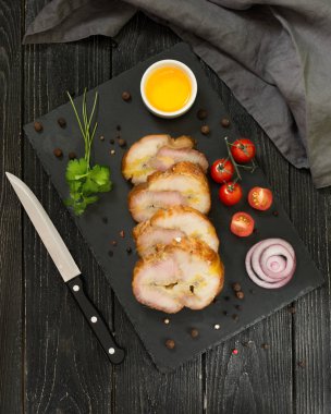 Siyah ahşap masa üzerinde balık mersin balığı