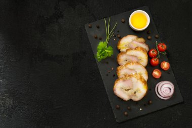 Siyah ahşap masa üzerinde balık mersin balığı