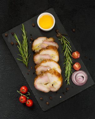 Siyah ahşap masa üzerinde balık mersin balığı