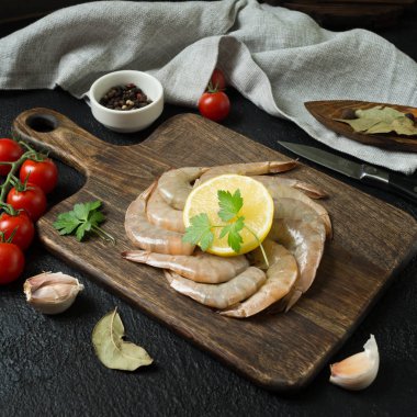 Siyah arka plan üzerine kaplan karides