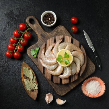 Siyah arka plan üzerine kaplan karides