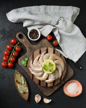 Siyah arka plan üzerine kaplan karides