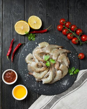 Siyah arka plan üzerine kaplan karides