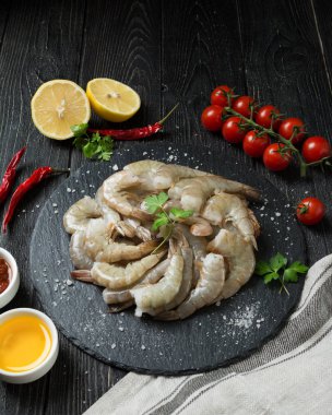 Siyah arka plan üzerine kaplan karides