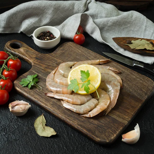 Siyah arka plan üzerine kaplan karides