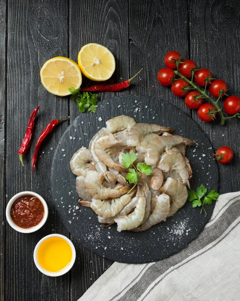 Siyah arka plan üzerine kaplan karides