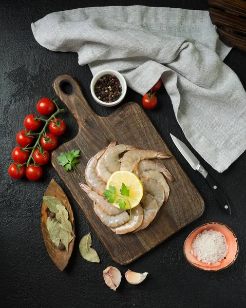 Siyah arka plan üzerine kaplan karides