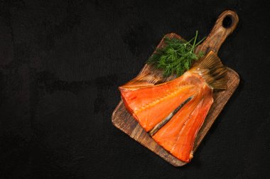 Füme somon kuyruk siyah bir zemin üzerine