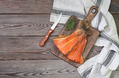 Füme somon kuyruk ahşap bir masa üzerinde