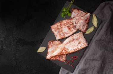 Siyah arka plan üzerine kalamar