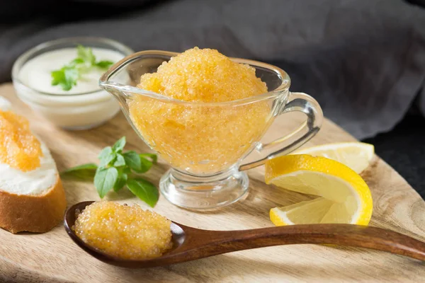 Pike havyar ahşap tahta üzerinde