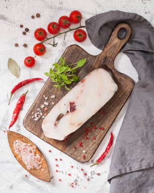 Beyaz arka plan üzerinde morina biftek